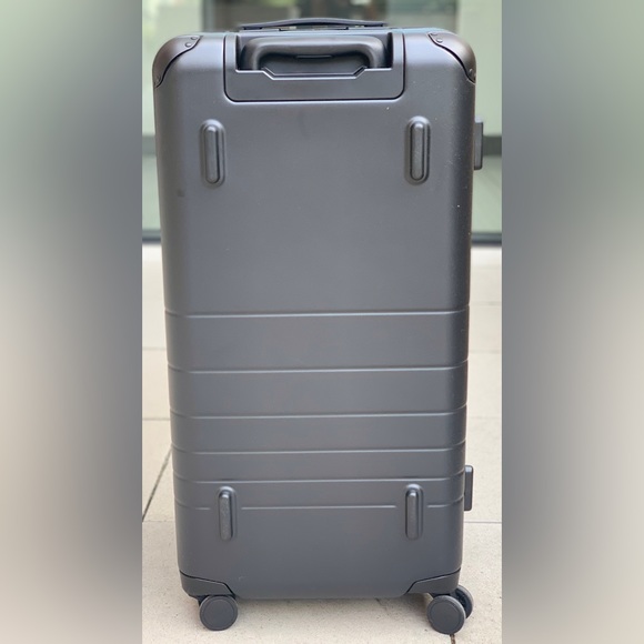 New Hybrid suitcase-trunk w/ telescopic handle, TSA locks & smooth wheels. - Picture 4 of 15